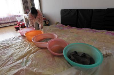福山镇楼上漏水，住户失联，小区没物管，业主维权难！律师来支招……